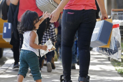 Familias de migrantes son procesadas en la Estación Central de Autobuses de McAllen, en Texas. /-LARRY W. SMITH (EFE)