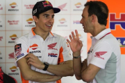 Marc Márquez conversa con Alberto Puig, el hombre que Honda acaba de fichar para conseguir la renovación de su tetracampoeón.-ALEJANDRO CERESUELA