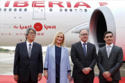El embajador de Japón en España, Masashi Mizukami; la presidenta de la Comunidad de Madrid, Cristina Cifuentes; el presidente de Iberia, Luis Gallego, y el patinador Javier Fernández; durante la presentación de la nueva ruta de Iberia entre Madrid y Tokio-EFE / MARISCAL