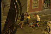Un vecino agrede con un libro a unos escandalosos de fiesta.-Foto: YOUTUBE