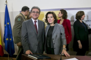 Enric Millo junto a Soraya Sáenz de Santamaría en la toma de posesión del cargo como delegado del Gobierno en Cataluña.-JOAN CORTADELLAS