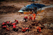 Bomberos rescatan a víctimas tras la ruptura de una presa minera, en Brumadinho (Brasil).-ANTONIO LACERDA (EFE)