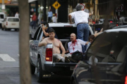 Efraín Alegre, líder del Partido Liberal (izquierda), junto a un herido en los disturbios de la madrugada del sábado en Asunción.-JORGE SAENZ