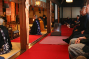 Ceremonia matinal en un santuario del monte Koya en presencia de turistas.-JORDI JUSTE (ARCHIVO)