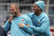 Gudjohnsen y Ronaldinho bromean en un entrenamiento del Barça, en el 2007.-JORDI COTRINA