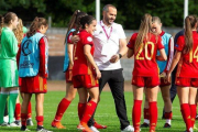 El seleccionador español de la sub-19 femenina Pedro López felicita a sus jugadoras tras la victoria frente a Bélgica.-PAUL REID (EFE)