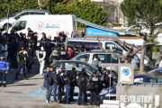 Policías y gendarmes a las afueras del supermercado de Trèbes-/ AFP PHOTO / PASCAL PAVANI