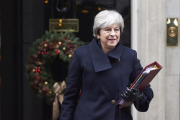 La primera ministra británica, Theresa May, abandonando la residencia gubernamental de Downting Street.-/ AFP / NIKLAS HALLEN (AFP)