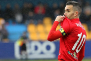 Julio Álvarez besa el escudo tras anotar uno de sus dos goles en Alcorcón.-ÁREA 11