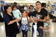 Nafia Bedredin de nacionalidad iraqui con su mujer y sus cuatro hijos en el aeropuerto de Atenas antes de partir hacia Madrid.-EFE