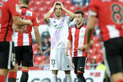 Óscar Díaz se lamenta tras ver como Jon Ander le paraba el penalti.-Área 11