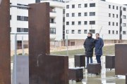 El alcalde, Carlos Martínez, y el concejal de Urbanismo, Javier Muñoz, visitan la nueva zona de workour.-Marcos de Miguel