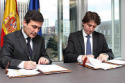 El director general de Sepes, Pedro Saura, y Carlos Martínez, durante la firma del convenio. -