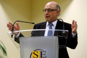 El ministro de Hacienda, Cristóbal Montoro, durante su intervención en la inauguración de la jornada "Cómo avanzar a través de la Innovación", organizada por la Fundación SEPI.-EFE / JUAN CARLOS HIDALGO