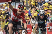 André Greipel gana en la meta de Zelande ante Mark Cavendish, que fue cuarto tras Peter Sagan y Fabian Cancellara.-Foto: AFP / ERIC FEFERBERG