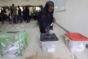 Una mujer desplazada por culpa de Boko Haram vota en la ciudad de Yola.-Foto:   AP / SUNDAY ALAMBA