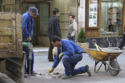 Trabajadores municipales trabajan en el Collado arreglando las baldosas que se rompen y para evitar los tropiezos de los peatones. / VALENTÍN GUISANDE-