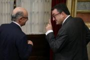 El ministro de Hacienda, Cristóbal Montoro, con el portavoz y negociador prespuestario del PNV, Aitor Esteban, en el Congreso de los Diputados, este mes de julio.-JUAN MANUEL PRATS