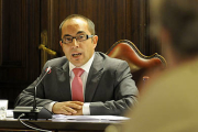 Luis Rey interviene en el Pleno celebrado ayer. / ÚRSULA SIERRA-