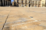 Imagen del pavimento de la plaza Mayor de Almazán tras la traca de  la Bajada de Jesús. / VALENTÍN GUISANDE-