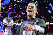 El mariscal de campo de los Patriots de Nueva Inglaterra, Tom Brady, celebra el Trofeo Vince Lombardi después de que los Patriots derrotaron a los Falcons en la prórroga del Super Bowl LI en el Estadio NRG en Houston, Texas,.-EFE