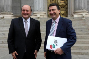 El presidente del PNV, Andoni Ortuzar, y el portavoz del grupo nacionalista vasco en el Congreso, Aitor Esteban, a las puertas de la Cámara baja.-JOSE MANUEL PRATS