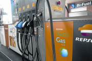Surtidor de autogás en una de las gasolineras de Repsol en Barcelona.-