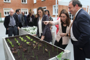 La consejera de Familia e Igualdad de Oportunidades, Milagros Marcos(C) junto a la presidenta de la Diputación, Ana Asenjo(2D) y al diputado del Área de sercvicios Sociales, Jesús Tapia(D), junto a un huerto en la inauguración de la Unidad de Convivencia -Ical