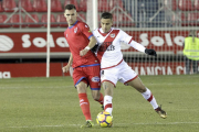 Dani Calvo disputa el balón a un jugador del Rayo en uno de los partidos de esta temporada.-LUIS ÁNGEL TEJEDOR