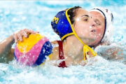 Anna Espar, defendida por la estadounidense Asleigh Johnson.-KOEN VAN WEEL