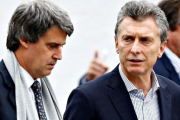 Macri (derecha) camina junto al hasta ministro de Finanzas, Alfonso Prat-Gay, en la residencia presidencial de Los Olivos, en Buenos Aires, el 6 de mayo.-REUTERS / ENRIQUE MARCARIAN