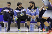 Manuel Sevillano, tercero por la izquierda, técnico del RíoDuero, en el banquillo de Los Pajaritos.-LUIS ÁNGEL TEJEDOR