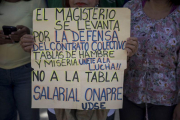 Empleados publicos protestan para pedir mejores salarios y contra presuntos incumplimientos de contratos colectivos.-EFE / MIGUEL GUTIERREZ