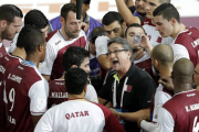 El entrenador de Qatar, el español Valero Rivera (c), habla con los jugadores de su equipo durante el partido de semifinales del Mundial de balonmano disputado entre Polonia y Qatar en el Lusail Multipurpose Hall, a las afueras de Doha, en Qatar, hoy, vie-Foto: EFE