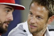 Fernando Alonso y Jenson Button, en Abu Dabi.-EFE / VALDRIN XHEMAJ