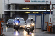 Una escolta policial acompaña la ambulancia que traslada al presidente Buteflika a su salida de la clínica en Grenoble, este sábado.-Foto:  AFP / JEAN-PIERRE CLATOT