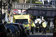 Miembros de los servicios de emergencia acordonan la zona de la estación de metro Parsons Green en Londres (Reino Unido) tras una explosión este 15 de septiembre.-EFE