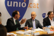 Espadaler (izquierda) habla con Duran durante la rueda de prensa de este lunes para analizar las elecciones catalanas.-RICARD CUGAT