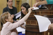 Ana Pastor entrega su voto durante la sesión constitutiva de las Cortes Generales.-EFE / J. J. GUILLÉN