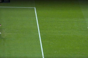 Masip para el primer penalti a Banega en el Valladolid-Sevilla (0-1). El árbitro lo mandó repartir y acabó en el único gol del encuentro.-VIDEO TV