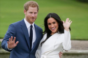 El príncipe Enrique y la actriz norteamericana Meghan Markle, el pasado lunes, ante los fotógrafos en los jardines del palacio de Kensington.-AFP / DANIEL LEAL-OLIVAS