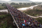 Emigrantes hondureños que se dirigen en caravana a Estados Unidos, a la salida de San Pedro Tapanatepec en el sur de Méjico.-GUILLERMO ARIAS / AFP