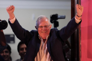 Pedro Pablo Kuczynski se  dirige a sus seguidores  tras conocerse los primeros resultados, el domingo en Lima.-EFE / MARTIN ALIPAZ