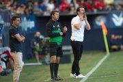 López Garai da indicaciones a sus jugadores en la línea de banda de El Sadar.-Área 11