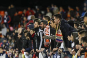 Aficionados del Valencia, durante el partido de Copa contra el Barça.-MIGUEL LORENZO