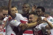 Igason (Islandia), Andreas Pereira (Brasil), Adrián Ramos (Colombia), Héctor (España) y Hongla (Camerún) se abrazan tras el segundo gol del Granada al Betis, el viernes.-EFE / MIGUEL ÁNGEL MOLINA