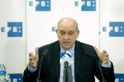 El cabeza de lista del PPC a las generales, el ministro Jorge Fernández Díaz, durante una rueda de prensa en la sede de la Agencia Efe en Barcelona-EFE
