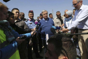 El secretario general de la ONU, António Gutterres (c) durante una visita a un campo de refugiados sirios de Zaatari en Jordania, este martes.-EFE