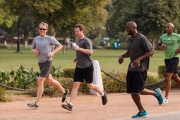Mark Zuckerberg, corriendo con unos amigos.-FACEBOOK