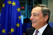 Mario Draghi, presidente del BCE, se dirige a los europarlamentarios, ayer en Bruselas.-REUTERS / FRANCOIS LENOIR